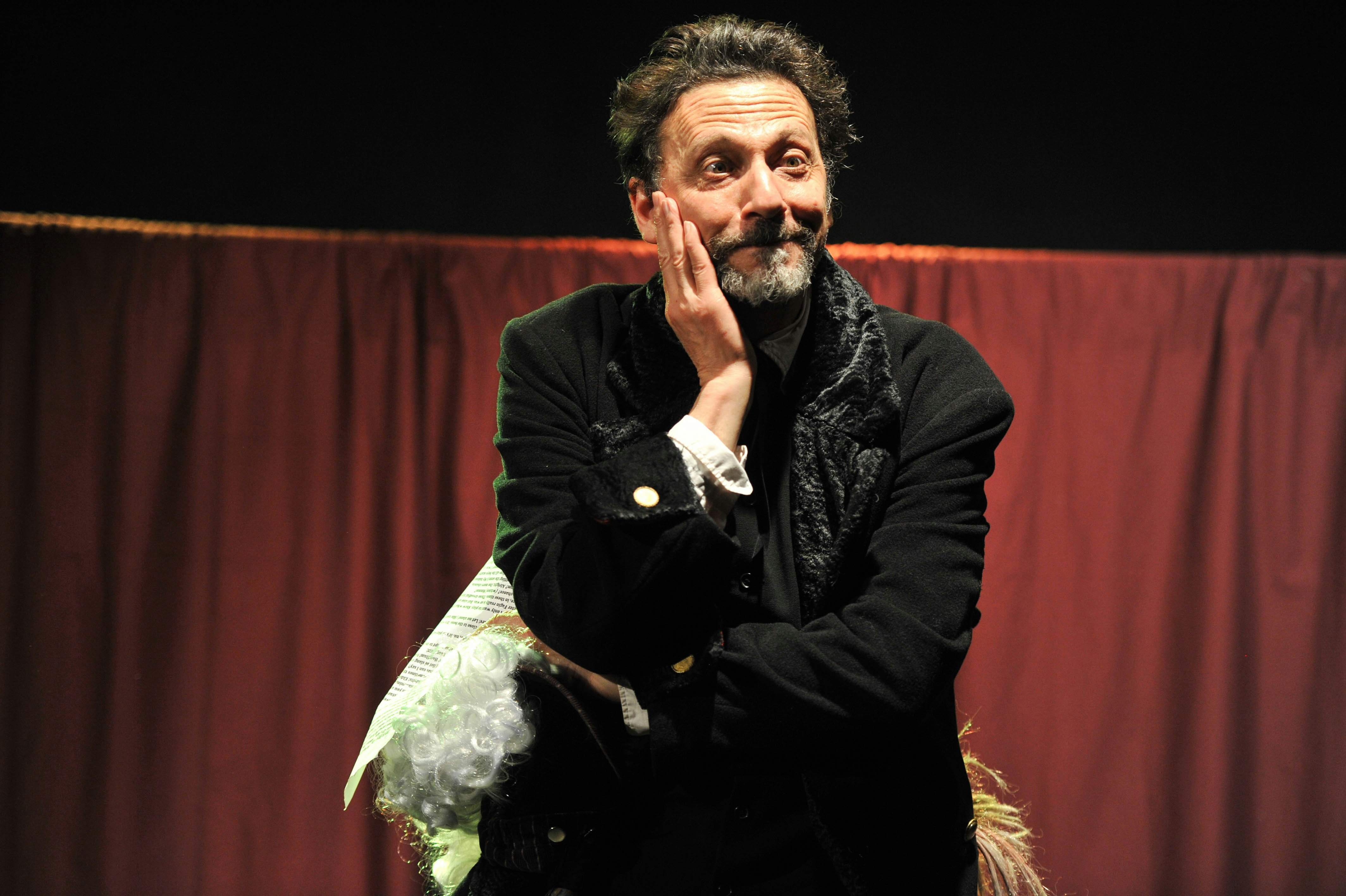 Image Dario Costa as 'Charles Dickens'