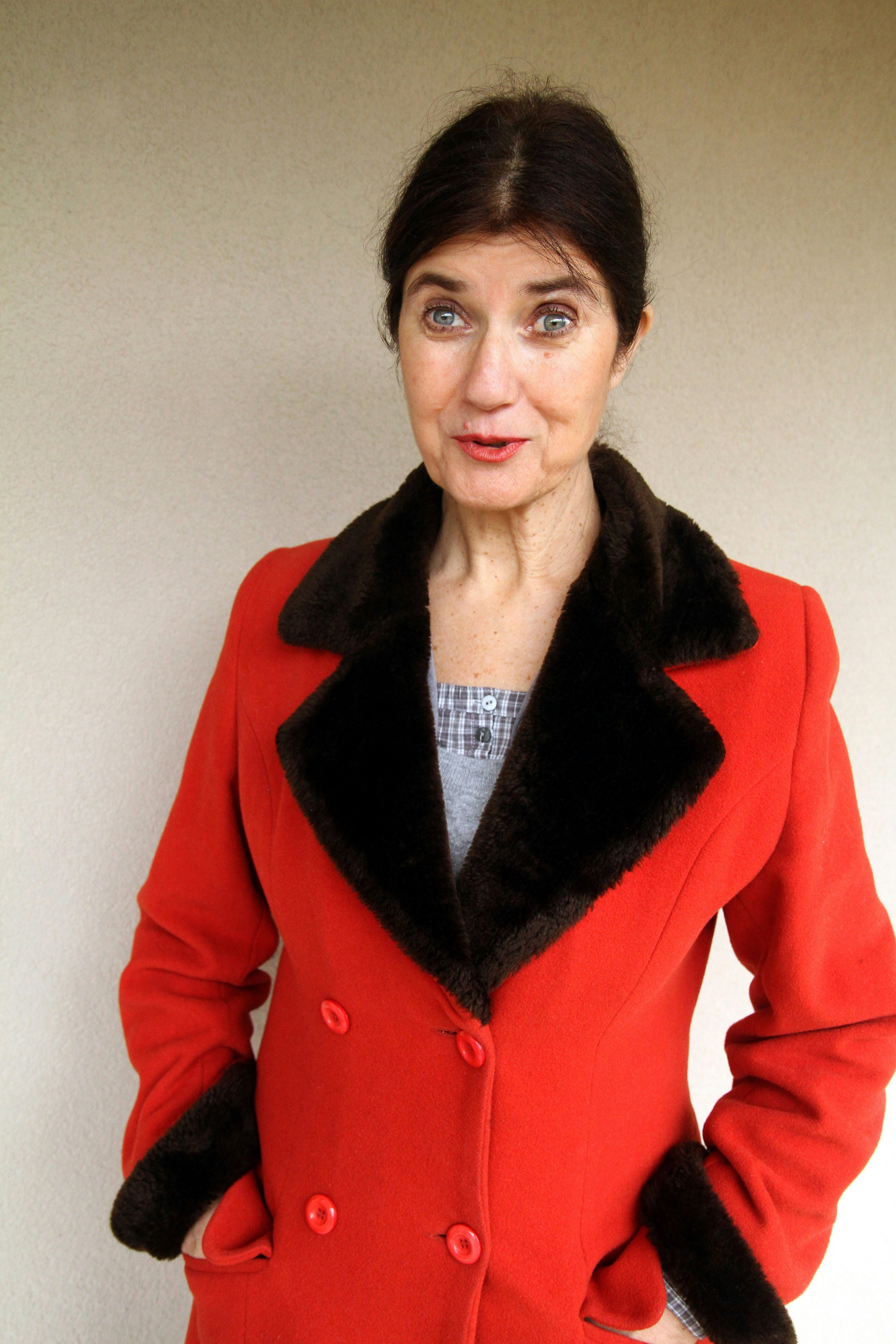 Image Henriette Torrentà plan américain sourcils levés