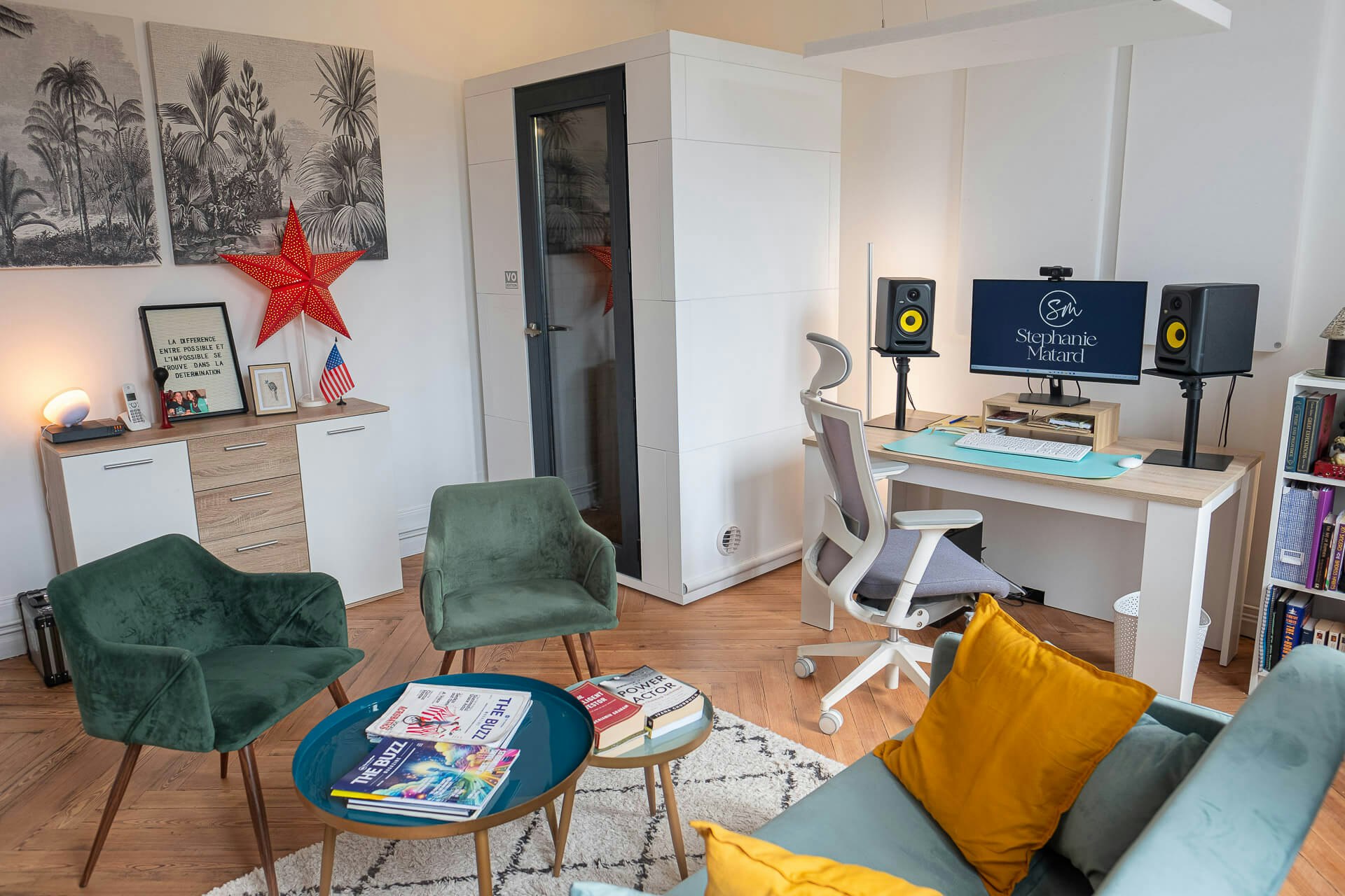 Image Stephanie Matard - american voice over - home recording studio