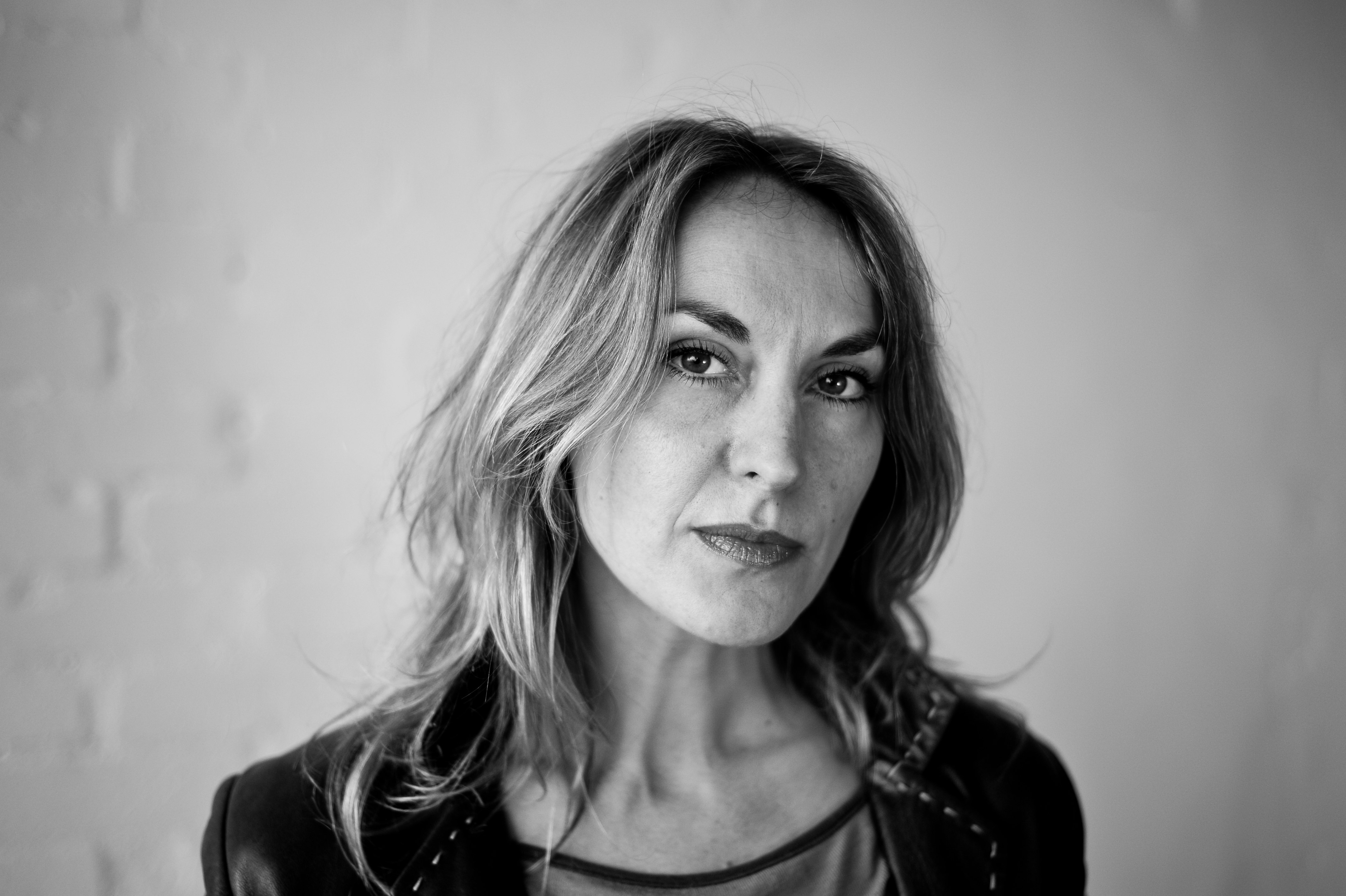 Image Portrait sérieux en noir et blanc