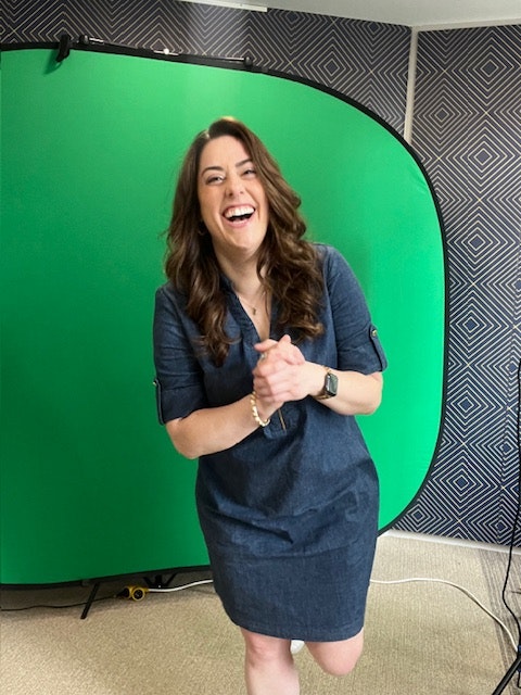 Image EN-US - Green Screen with Prompter Stephanie Matard
