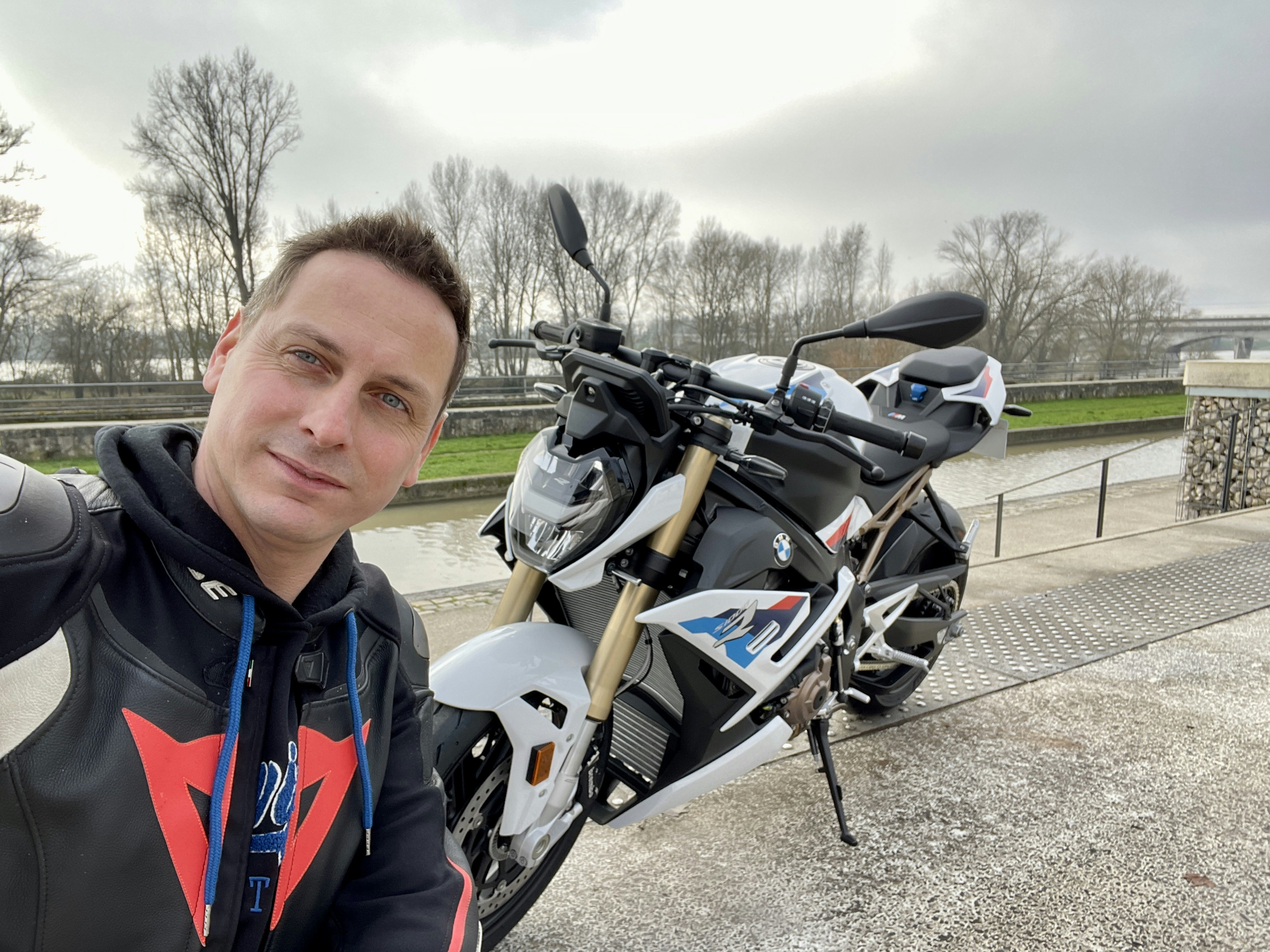 Image Avec ma fidèle moto ;-)