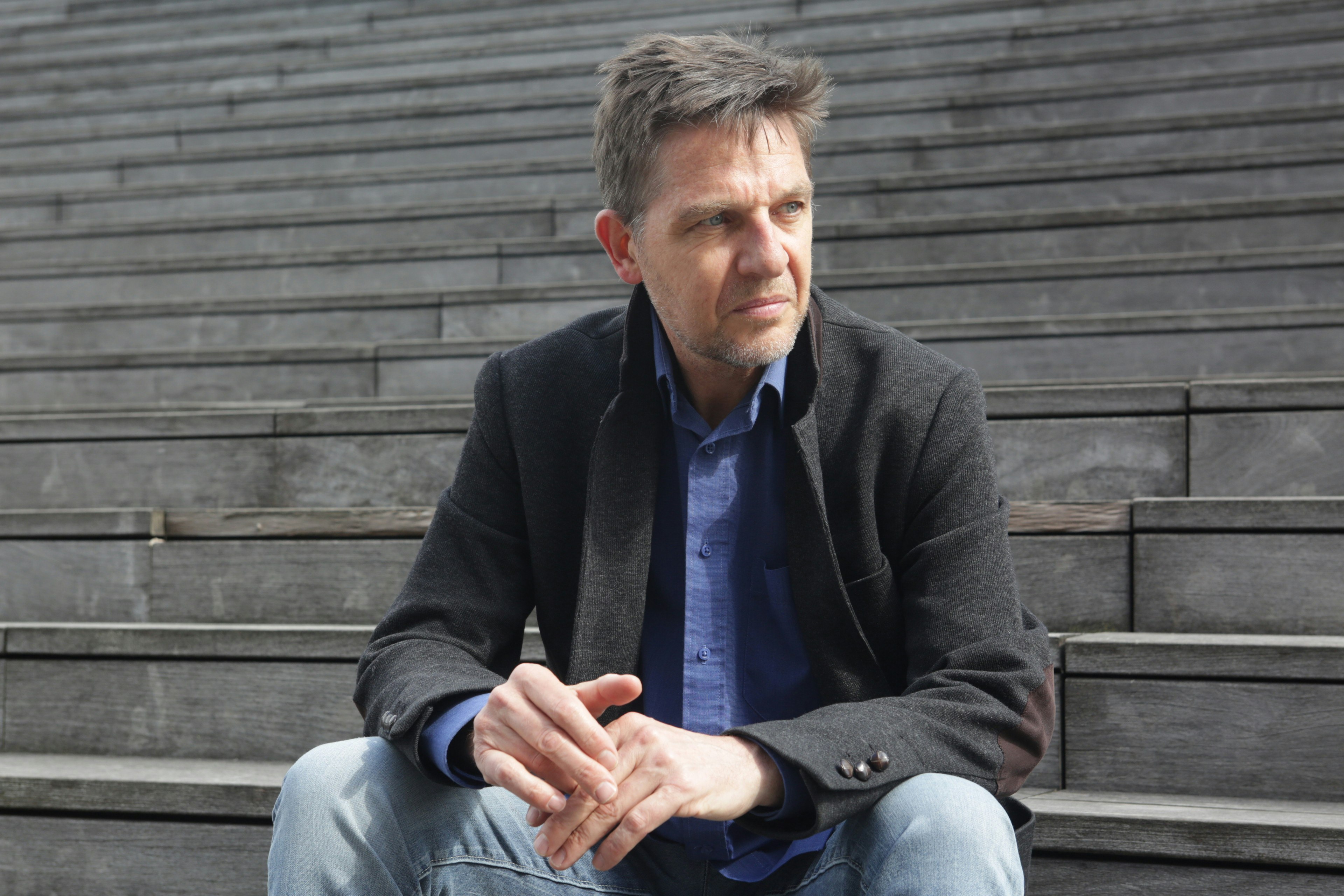 Image KJL_bluesshirt_sitting_ls_0019