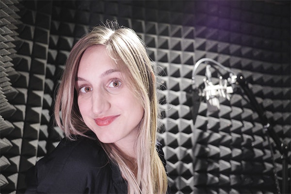 Image voix off femme - studio d'enregistrement