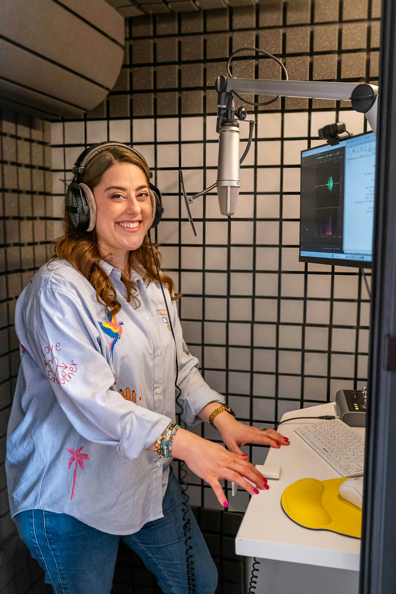 Image Stephanie Matard - american voice over - home studio