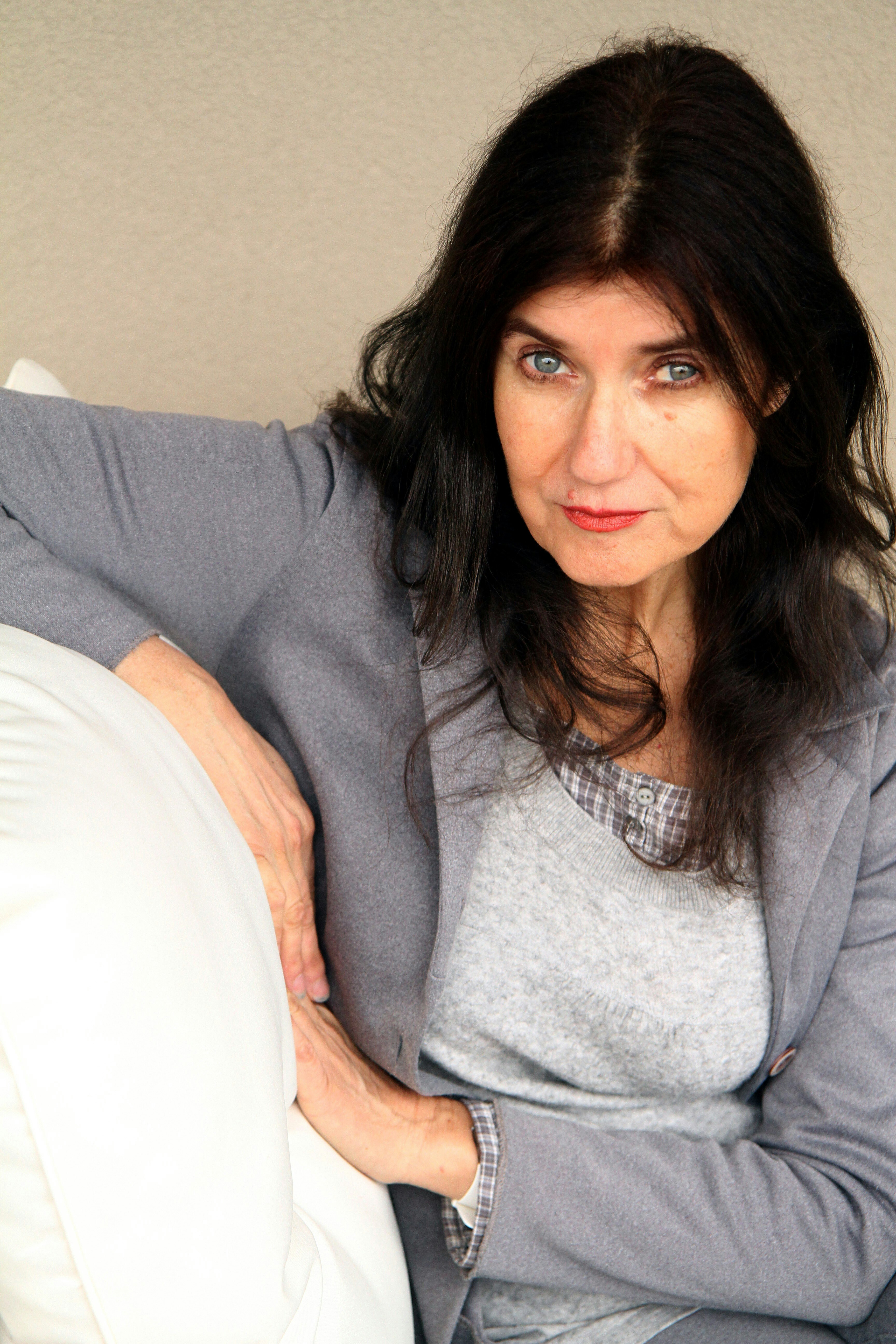 Image Henriette Torrentà cheveux longs assise