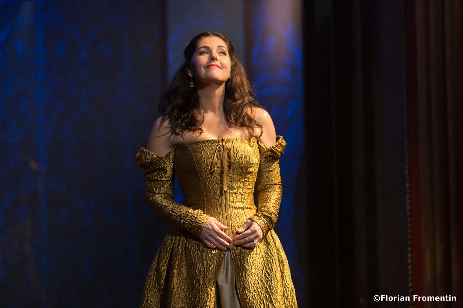 Image Cristiana-Reali-comédienne-scène-MARIE-TUDOR-pièce-de-Victor-Hugo-La-Pépinière-Théâtre-Opéra-Paris-mise-en-scène-Philippe-Calvario-photo-by-Florian-Fromentin